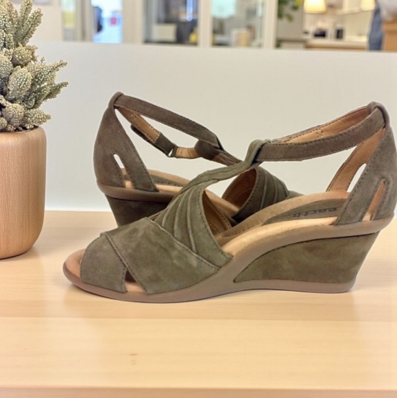 Earth Suede Peep Toe Wedge Sandals Curvet KHAKI suede Size 7.5 COMFORT Dressy - Picture 1 of 5